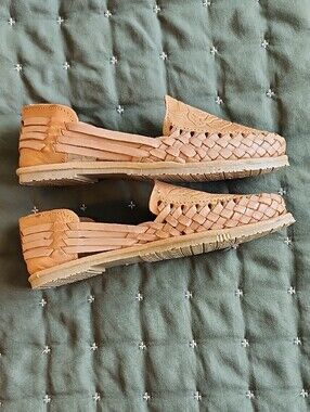 Mi Beige Leather Floral-Tooled Moccasin Loafers